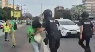 La Policía abre un expediente disciplinario al agente que empujó a una mujer en Valencia