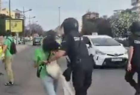 Compromís, ERC y Podemos condenan «la violencia policial» contra una manifestante