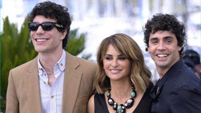 Los Javis ganan el premio a Mejor Dirección en Cannes por su película 'La bola negra'