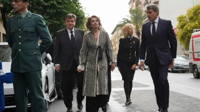 Huelva despide a los guardias civiles en un funeral sin ministros y con gritos a Montero