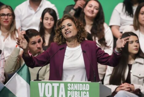 Montero acusa a Moreno de intentar «hacer caja» con la muerte de los guardias civiles