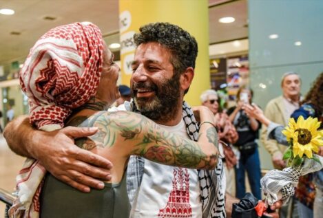El activista español de la Flotilla aterriza en Barcelona: «Volveré a hacer las maletas»
