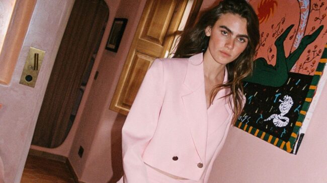 Ni mantequilla ni negro: Zara y Primark apuestan por conjuntos en combinaciones de color tendencia que favorecen a las invitadas que buscan un look original y con personalida