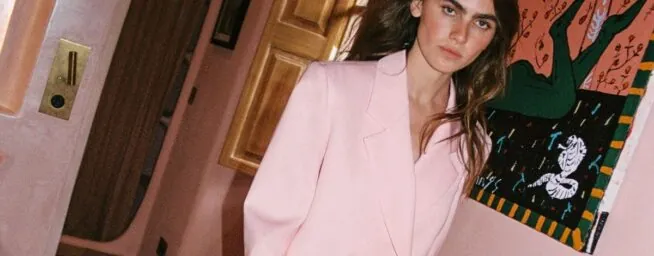 Ni mantequilla ni negro: Zara y Primark apuestan por conjuntos en combinaciones de color tendencia que favorecen a las invitadas que buscan un look original