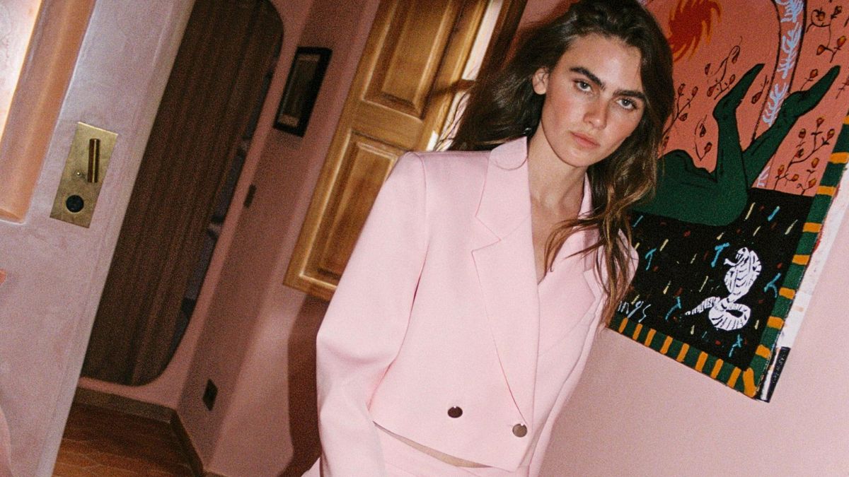 Ni mantequilla ni negro: Zara y Primark apuestan por conjuntos en combinaciones de color tendencia que favorecen a las invitadas que buscan un look original y con personalida