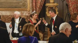 La cristalería del Palacio Real que todavía tiene grabadas las iniciales de Juan Carlos y Sofía: «Cada comensal tiene entre cinco y seis copas»