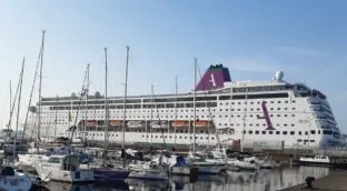 El crucero aislado por un brote de gastroenteritis llega este sábado a La Coruña