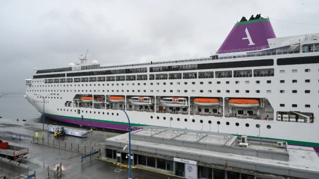 Atraca en La Coruña el crucero afectado por un brote de norovirus