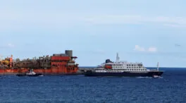 El crucero Hondius abandona el puerto de Tenerife tras desembarcar al resto de pasajeros