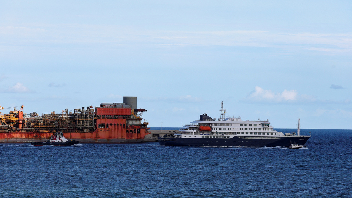 El crucero Hondius abandona el puerto de Tenerife tras desembarcar al resto de pasajeros