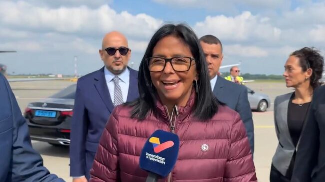 Delcy Rodríguez llega a Países Bajos para «defender» a su país en disputa por el Esequibo