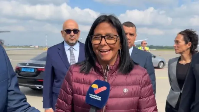 Delcy Rodríguez llega a La Haya para defender los intereses de Venezuela en disputa fronteriza