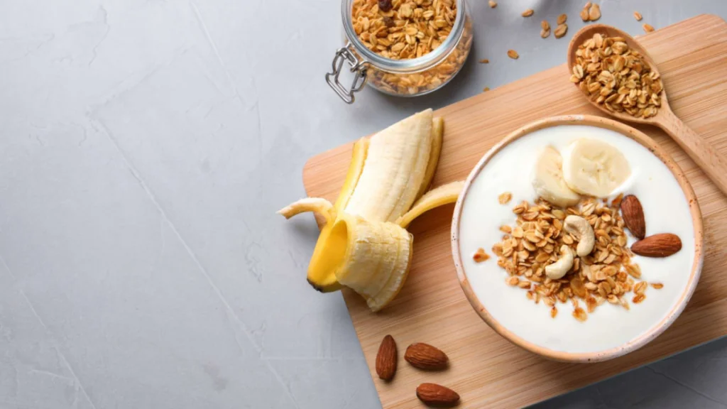 Yogur frío con cacao, plátano y crema de cacahuete