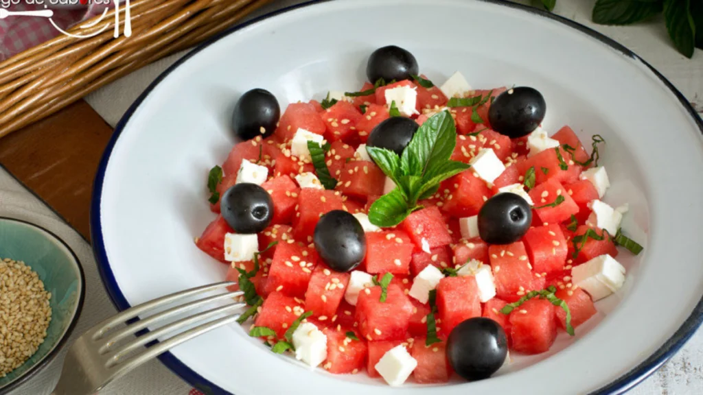 Ensalada de sandía, queso feta y hierbabuena