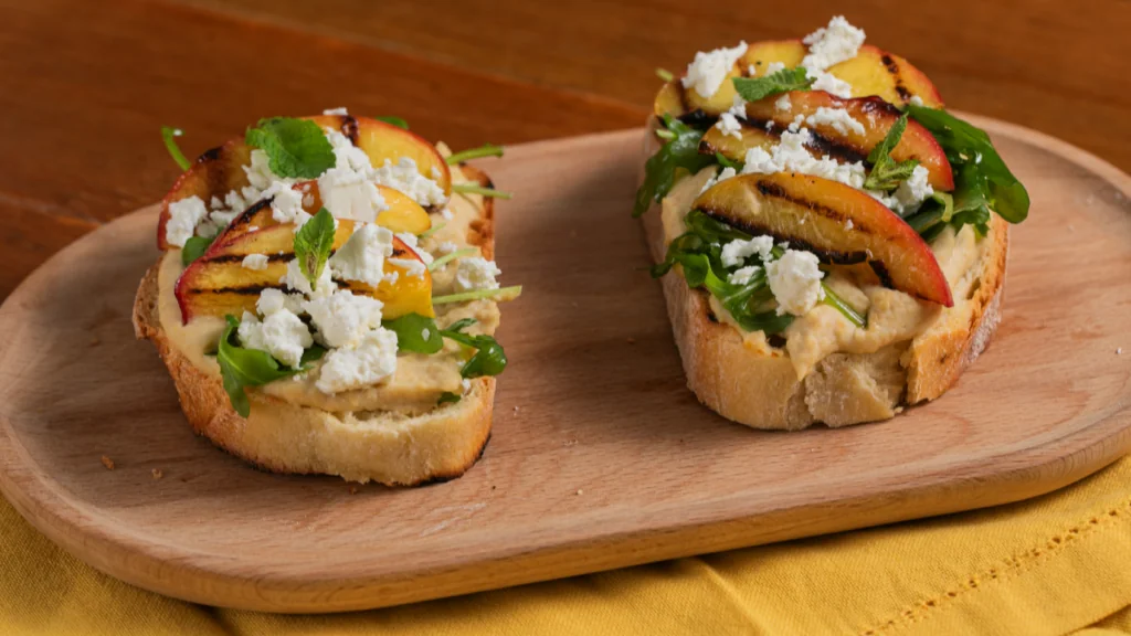 Tostadas de hummus, melocotón y semillas