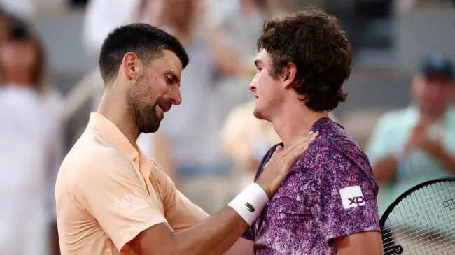 Nuevo batacazo en Roland Garros: Fonseca elimina a Djokovic tras una brutal remontada