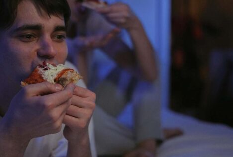 Luis Zamora, nutricionista: «Comer rápido, dormir poco y tener estrés te está engordando tanto o más como la propia comida que tomas»