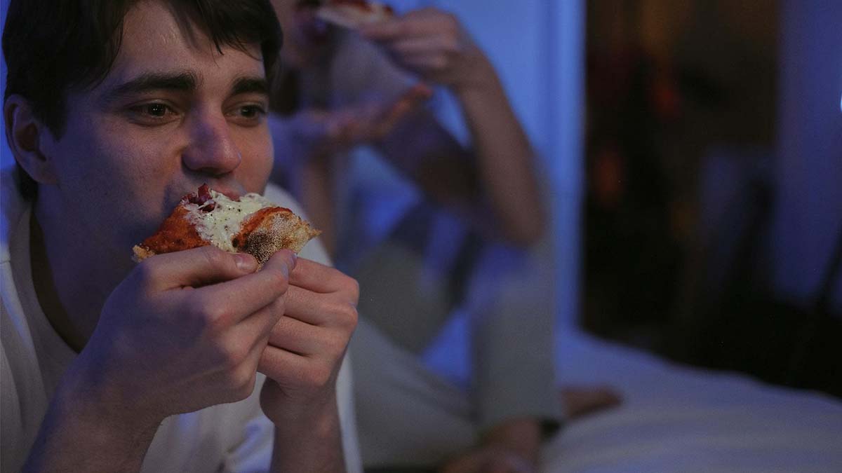 Luis Zamora, nutricionista: «Comer rápido, dormir poco y tener estrés te está engordando tanto o más como la propia comida que tomas»