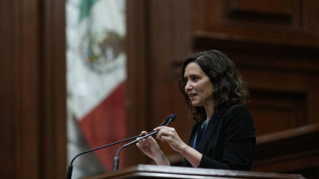 Ayuso lleva a Sánchez a los tribunales por usar a las autonomías como «cajero automático»