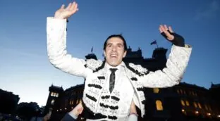 Talavante sale a hombros por la puerta grande de Las Ventas en el inicio de San Isidro