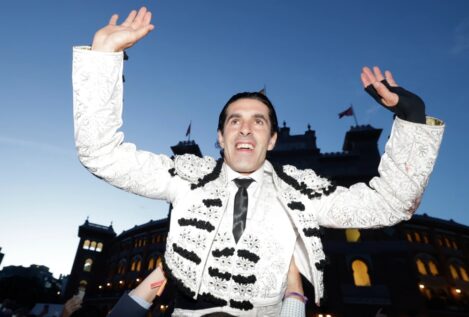 Talavante sale a hombros por la puerta grande de Las Ventas en el inicio de San Isidro