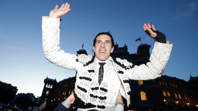 Talavante sale a hombros por la puerta grande de Las Ventas en el inicio de San Isidro