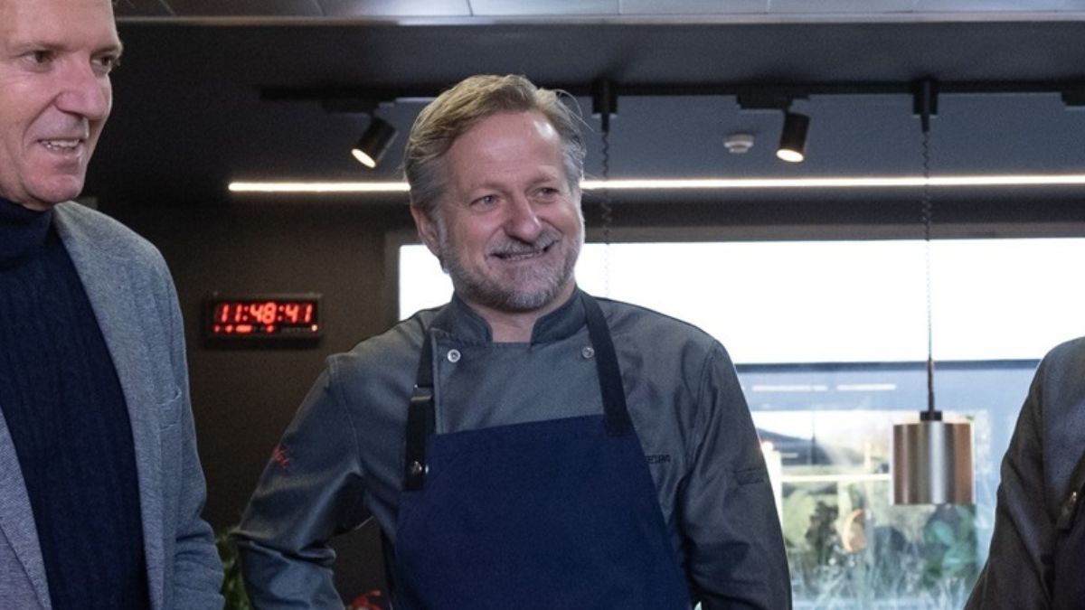 Pepe Viera, chef gallego Michelin: «La caballa en lata mejora con esta fácil emulsión de yema de huevo, encurtidos y 200 gramos de alcachofas»