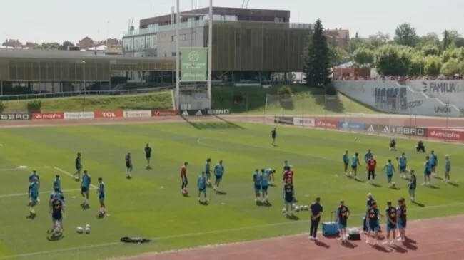Locura con España: la selección se da un baño de masas en su primer entrenamiento