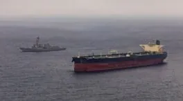 EEUU ataca un barco que intentaba romper el bloqueo a Irán cerca de Ormuz