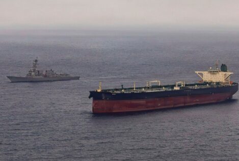 EEUU ataca un barco que intentaba romper el bloqueo a Irán cerca de Ormuz