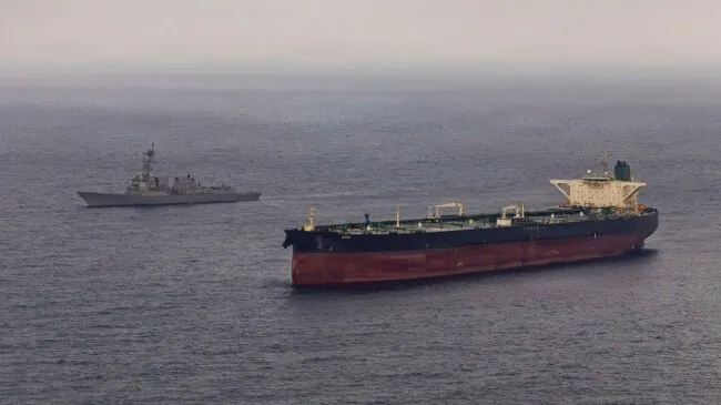 EEUU ataca un barco que intentaba romper el bloqueo a Irán cerca de Ormuz