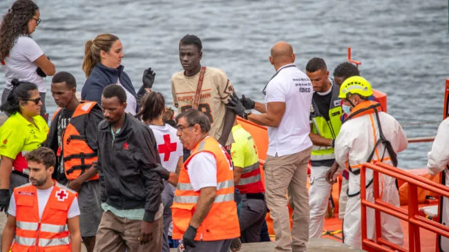España recibió 3,8 millones de inmigrantes en diez años, pero un millón de españoles se fue