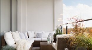 Los expertos en decoración lo confirman: para adornar tu terraza en 2026 sin necesidad de obras ni taladros hay seis claras tendencias