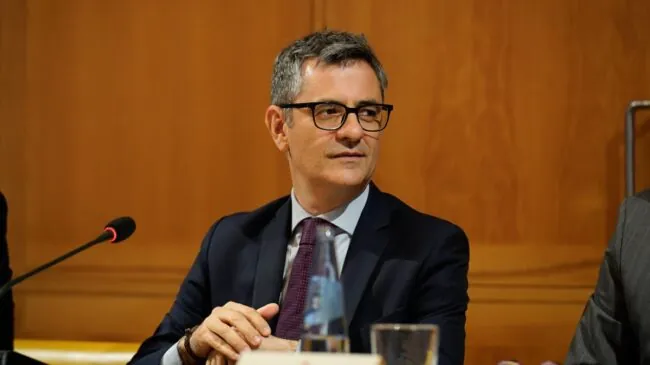 El Gobierno celebra la decisión del Congreso de retirar la acreditación a Vito Quiles y Ndongo