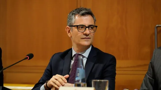 El Gobierno celebra la decisión del Congreso de retirar la acreditación a Vito Quiles y Ndongo