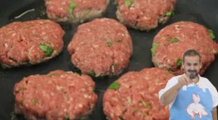Carniceros y cocineros españoles coinciden: «Para hacer unos verdaderos filetes rusos, la clave es utilizar mostaza, ajo, perejil y remojar el pan»