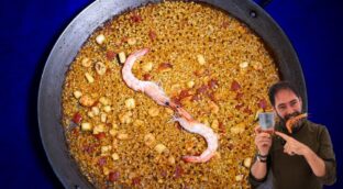 Diego Merino, cocinero: «Para hacer el mejor caldo de paella no machaques cáscaras de gambas, el truco está en separar el interior de la cabeza»