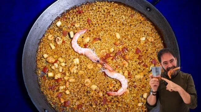 Diego Merino, cocinero: «Para hacer el mejor caldo de paella no machaques cáscaras de gambas, el truco está en separar el interior de la cabeza»