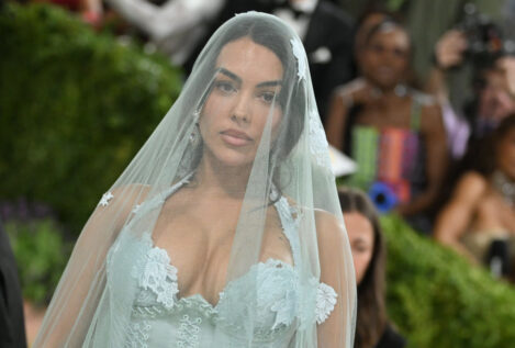 El look de Georgina en la MET Gala, al detalle: un homenaje a la Virgen de Fátima y un rosario de 7 millones de euros