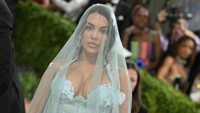 El look de Georgina en la MET Gala, al detalle: un homenaje a la Virgen de Fátima y un rosario de 7 millones de euros