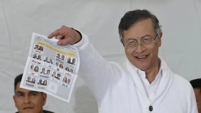 La oposición acusa a Petro de delito electoral al mostrar su voto a los medios