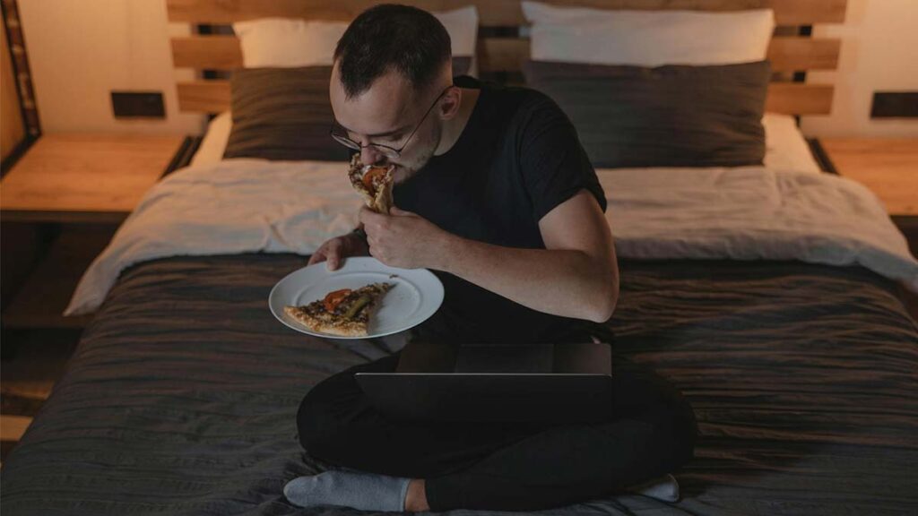 hombre-comer-dormir-cama