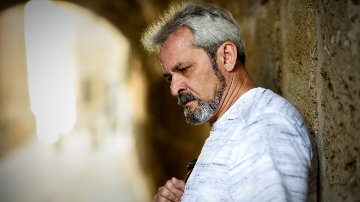 La psicología explica por qué la felicidad cae de golpe a partir de los 55 años: aparece un problema emocional vinculado a la familia
