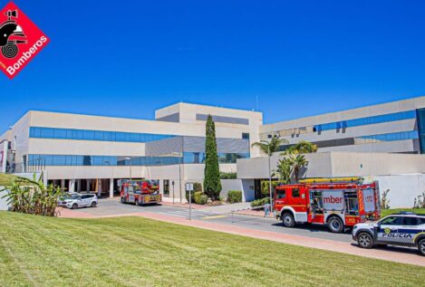 Dos ingresados y diez trabajadores atendidos tras un incendio en el Hospital de Torrevieja