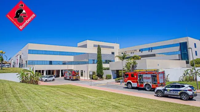 Dos ingresados y diez trabajadores atendidos tras un incendio en el Hospital de Torrevieja