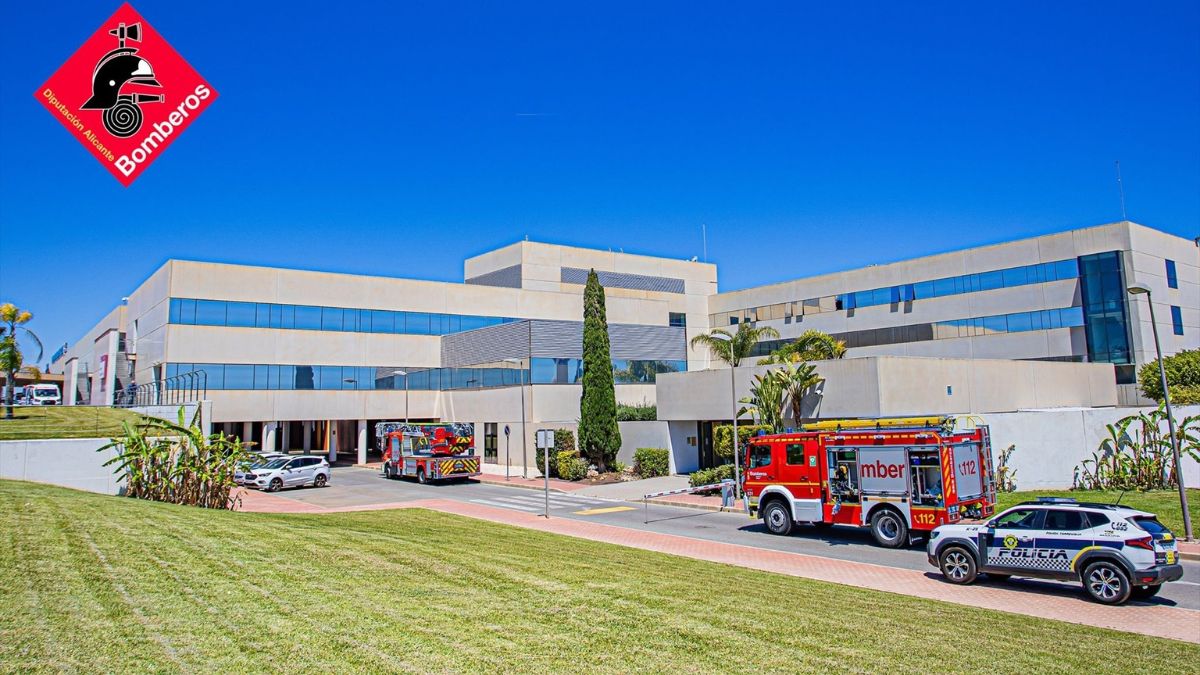 Dos ingresados y diez trabajadores atendidos tras un incendio en el Hospital de Torrevieja