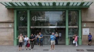 Última hora del crucero con el brote de hantavirus, en directo: La mujer de Cataluña que viajó en un avión con la fallecida realizará la cuarentena en el Hospital Clínic