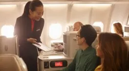 Los tripulantes de cabina de Iberia reciben una subida salarial total del 3,5% en 2025