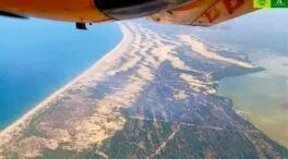 Tres medios aéreos se incorporan a las tareas de extinción del incendio de Doñana