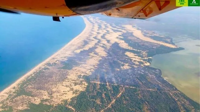 Tres medios aéreos se incorporan a las tareas de extinción del incendio de Doñana